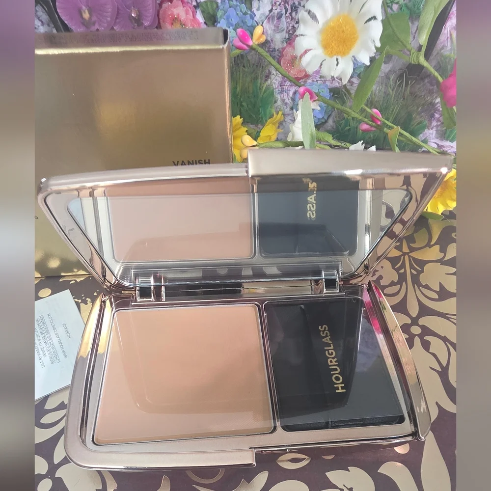 *TAN Translucent : Hourglass Vanish Airbrush pressed powder compact.